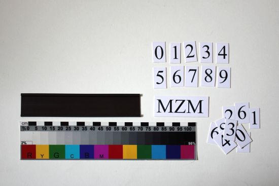 Vodicí lišta (černá) pro vložení evidenčního označení při evidenční fotodokumentaci