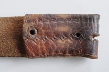 Detail poškrábání usně ocelovou vatou.